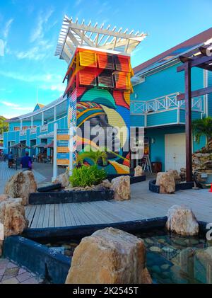 Roatan, Honduras - 26. April 2022: Ladenbereich im Hafen und Stadtzentrum von Coxen Hole Stockfoto