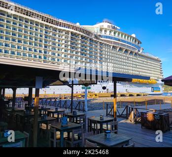 Roatan, Honduras - 26. April 2022: Ladenbereich im Hafen und Stadtzentrum von Coxen Hole Stockfoto