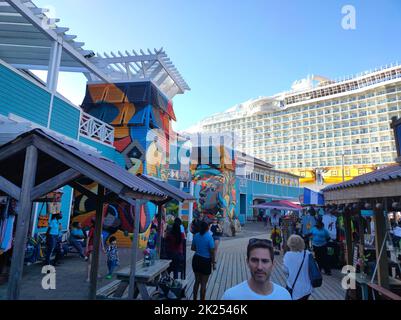 Roatan, Honduras - 26. April 2022: Ladenbereich im Hafen und Stadtzentrum von Coxen Hole Stockfoto