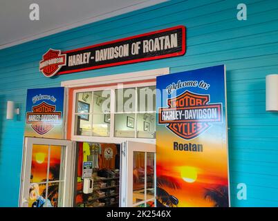 Roatan, Honduras - 26. April 2022: Ladenbereich im Hafen und Stadtzentrum von Coxen Hole Stockfoto