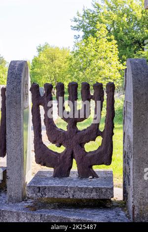 Lublin, Polen - 24. Mai 2022: Neuer jüdischer Friedhof, dekorativer Zaun in Form einer jüdischen Menora Stockfoto