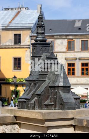 Lublin, Polen - 23. Mai 2022: Modell der mittelalterlichen Kirche des Erzengels Michael auf dem Alten Pfarrplatz und deren Überreste Stockfoto