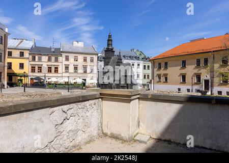 Lublin, Polen - 23. Mai 2022: Modell der mittelalterlichen Kirche des Erzengels Michael auf dem Alten Pfarrplatz und deren Überreste Stockfoto