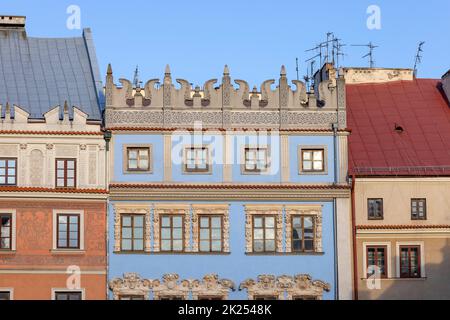 Lublin, Polen - 23. Mai 2022: Mittelalterliche dekorative Mietshäuser auf dem Altstädter Ring Stockfoto