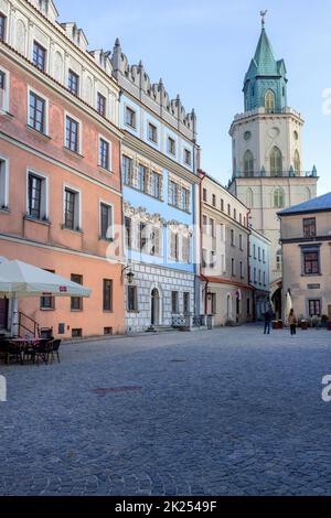 Lublin, Polen - 23. Mai 2022: Trinitarian Tower, Blick vom Hauptplatz. Der Turm hat zwei Fassaden des gleichen Designs, mit Blick auf die Altstadt und die Stockfoto