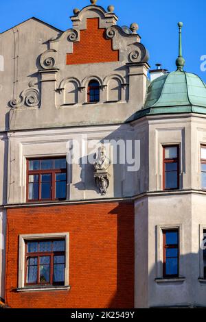 Lublin, Polen - 23. Mai 2022: Dekorative Fassade eines Mietshauses auf dem Alten Pfarrplatz Stockfoto