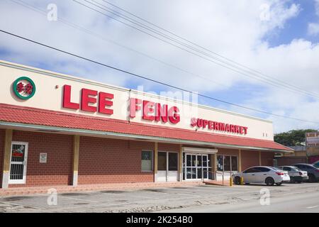 ORANJESTAD, ARUBA - 4. DEZEMBER 2021: Der Lee Feng Supermarkt, einer der vielen chinesischen Lebensmittelgeschäfte auf Aruba, liegt an der Nassaustraat in Oranjestad Stockfoto