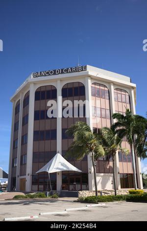 ORANJESTAD, ARUBA - 4. DEZEMBER 2021: Das Gebäude der Banco di Caribe Bank in Vondellaan 31 in Oranjestad auf der karibischen Insel Aruba Stockfoto