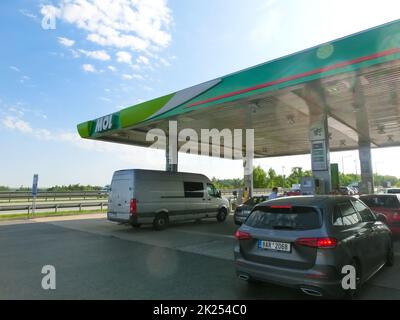 Prag, Tschechische Republik - 12. Mai 2022: MOL-Tankstelle. Das Unternehmen hat die Agip-Tankstellen ersetzt. Stockfoto