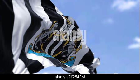 Newcastle, Großbritannien, 2022. Mai: Die Flagge von Newcastle United winkt an einem klaren Tag im Wind. Newcastle United ist ein englischer Profi-Fußballverein BAS Stockfoto