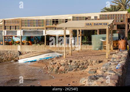 Dahab, Ägypten - 10. September 2021: Küste am Roten Meer, Blick auf den Sandstrand und den Boulevard mit Restaurants und Hotels. Dahad ist ein ehemaliger Beduinenvil Stockfoto