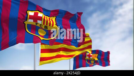 Barcelona, Spanien, Mai 2022: Zwei Flaggen des FC Barcelona winken im Wind mit der Flagge von Katalonien in der Mitte Stockfoto