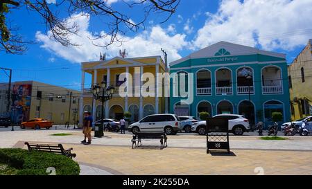 Puerto Plata, DR - 10. Mai 2022: Der schöne Central Park ist das Zentrum der Stadt Puerto Plata, wo Einheimische und Touristen aus der ganzen Welt Stockfoto