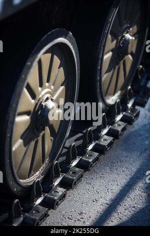 Raupen eines Militärpanzers Nahaufnahme Detail. Stockfoto