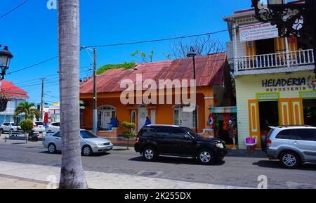 Puerto Plata, DR - 10. Mai 2022: Der schöne Central Park ist das Zentrum der Stadt Puerto Plata, wo Einheimische und Touristen aus der ganzen Welt Stockfoto