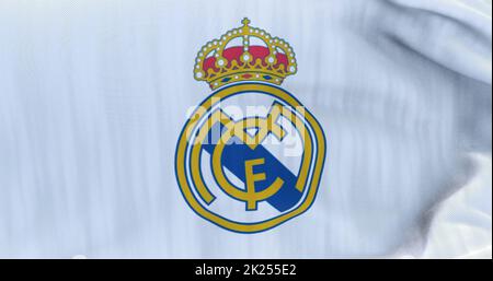 Madrid, Spanien, 2022. Mai: Die Flagge des Real Madrid Club de Futbol winkt an einem klaren Tag im Wind. Real Madrid C.F. ist ein spanischer Profifußball Stockfoto