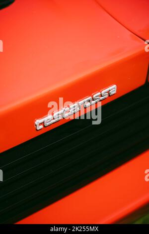 Como, Italien - 22. Mai 2022: Nahaufnahme eines roten Ferrari Testarossa-Logos. Stockfoto