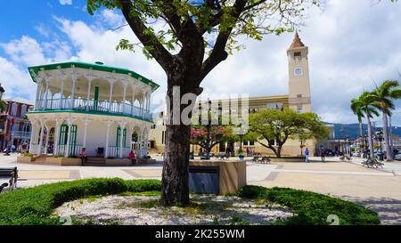 Puerto Plata, DR - 10. Mai 2022: Der schöne Central Park ist das Zentrum der Stadt Puerto Plata, wo Einheimische und Touristen aus der ganzen Welt Stockfoto