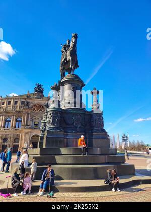 Dresden, Deutschland - 18. April 2022: Reiterstatue von König Johann auf dem Theaterplatz, Theaterplatz in Dresden, Sachsen, Deutschland Stockfoto