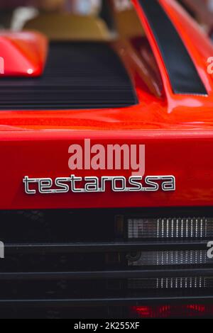 Como, Italien - 22. Mai 2022: Nahaufnahme eines roten Ferrari Testarossa-Logos. Stockfoto