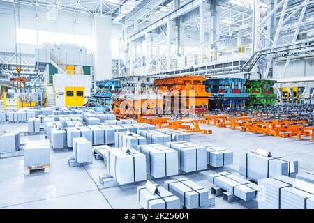 Stanz-Linien in einem Automobilwerk Stockfoto