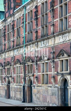 Kopenhagen; Dänemark - 22. Juni 2019 : Historisches Gebäude des Finanzministeriums, Relief der Fassade. Es befindet sich neben dem Christiansborg Palast, dem Stockfoto