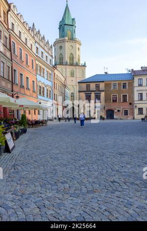 Lublin, Polen - 23. Mai 2022: Trinitarian Tower, Blick vom Hauptplatz. Der Turm hat zwei Fassaden des gleichen Designs, mit Blick auf die Altstadt und die Stockfoto