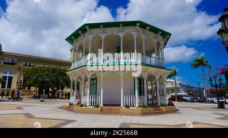 Puerto Plata, DR - 10. Mai 2022: Der schöne Central Park ist das Zentrum der Stadt Puerto Plata, wo Einheimische und Touristen aus der ganzen Welt Stockfoto