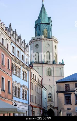 Lublin, Polen - 23. Mai 2022: Trinitarian Tower, Blick vom Hauptplatz. Der Turm hat zwei Fassaden des gleichen Designs, mit Blick auf die Altstadt und die Stockfoto