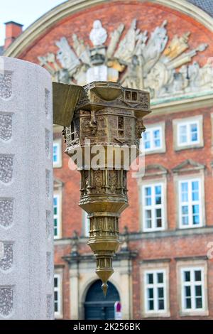 Kopenhagen; Dänemark - 22. Juni 2019 : Borsen, umgekehrter Turm, Miniatur der Turmspitze, Fragment des Denkmals Dänischer König Christian IV. Vom Bildhauer Hans Stockfoto