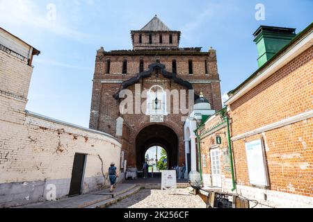 Kolomna, Russland - 10. Juni 2022: Pyatnitskie Gates Haupttor des Kolomna Kremls in der Altstadt von Kolomna am sonnigen Sommertag Stockfoto