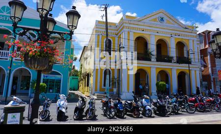 Puerto Plata, DR - 10. Mai 2022: Der schöne Central Park ist das Zentrum der Stadt Puerto Plata, wo Einheimische und Touristen aus der ganzen Welt Stockfoto