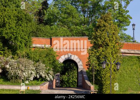 Lublin, Polen - 23. Mai 2022: Gnojna Wicket, Überreste von Stadtbefestigungen, Tor neben dem Lubliner Schloss Stockfoto