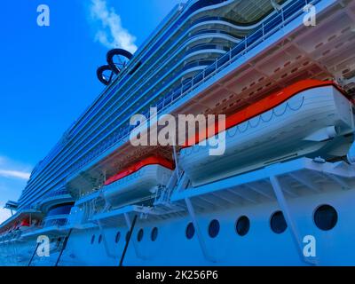 Puerto Plata, DR – 10. Mai 2022: MSC Seashore-Schiff dockte am tropischen Inselhafen Taino Bay in Puerto Plata, Dominikanische Republik an Stockfoto