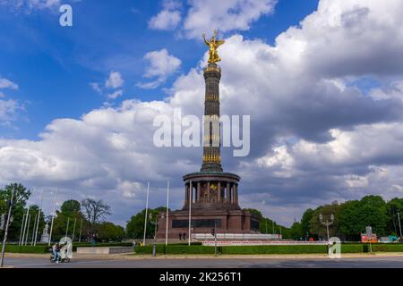 Berlin, Deutschland - 5. Mai 2022 - die Goldene Statue von Victoria auf der Siegessäule in Berlin Stockfoto