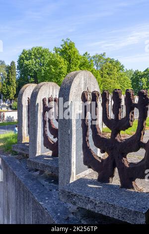 Lublin, Polen - 24. Mai 2022: Neuer jüdischer Friedhof, dekorativer Zaun in Form einer jüdischen Menora Stockfoto