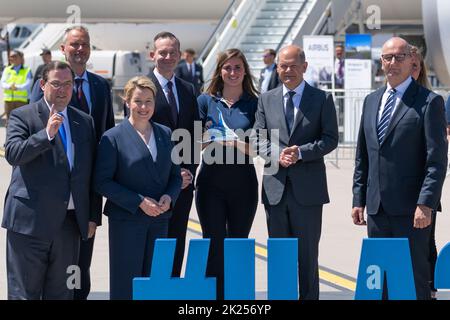 Am 22. Juni 2022 eröffnet Bundeskanzler Olaf Scholz die ILA 2022, gefolgt von einer Führung durch ILA Berlin. Stockfoto