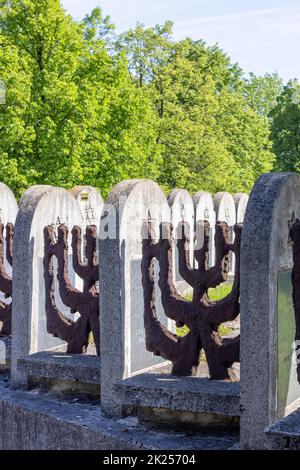 Lublin, Polen - 24. Mai 2022: Neuer jüdischer Friedhof, dekorativer Zaun in Form einer jüdischen Menora Stockfoto