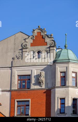 Lublin, Polen - 23. Mai 2022: Dekorative Fassade eines Mietshauses auf dem Alten Pfarrplatz Stockfoto