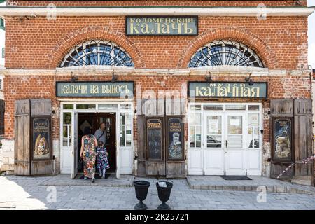 Kolomna, Russland - 10. Juni 2022: Vorderansicht des Kalachnaya-Bäckereimuseums von Kolomna kalach im Stadtteil Posad der Altstadt von Kolomna am Sommertag Stockfoto
