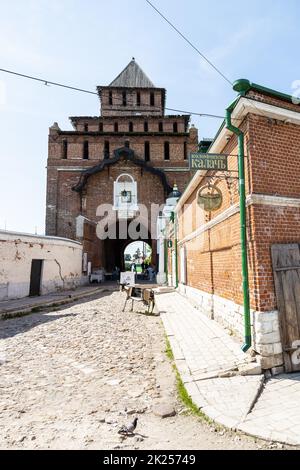 Kolomna, Russland - 10. Juni 2022: Haupttor des Kolomna-Kremls im Pyatnitskaya-Turm in der Altstadt von Kolomna am sonnigen Sommertag Stockfoto