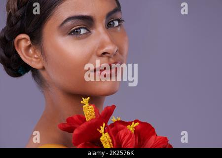 Anziehungskraft des lateinischen Liebhabers. Nahaufnahme einer schönen exotischen Frau. Stockfoto