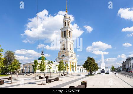 Kolomna, Russland - 10. Juni 2022: Quadrat von zwei Revolutionen zentralen Platz des Alten Kolomna Bezirk der Stadt Kolomna mit Glockenturm Kirche St. John Stockfoto