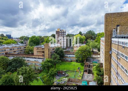 Ein Blick über das New Orleans Estate von einem Balkon in der oberen Etage, Islington, London, Großbritannien Stockfoto