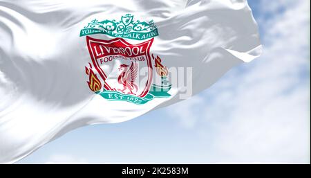 Liverpool, Großbritannien, 2022. Mai: Die Flagge des Liverpool Football Club winkt an einem klaren Tag im Wind. Liverpool F.C. ist ein professioneller Fußballverein mit Sitz in i Stockfoto