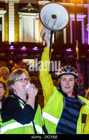 Caroline Russel spricht bei einer Living Streets-Kundgebung, einer Organisation, die sich für sicherere Straßen für Fußgänger und Radfahrer einsetzt, die Krone an Stockfoto