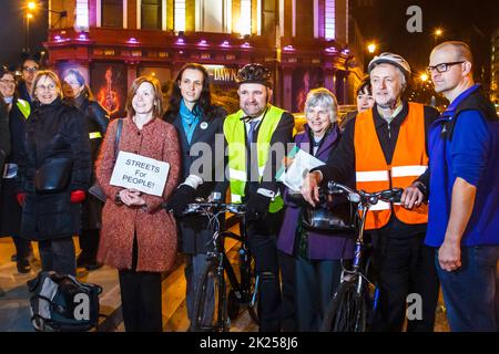 Der Abgeordnete Jeremy Corbyn und lokale Stadträte bei einer Living Streets-Kundgebung, einer Organisation, die sich für sicherere Straßen für Fußgänger und Radfahrer einsetzt, London, Großbritannien Stockfoto