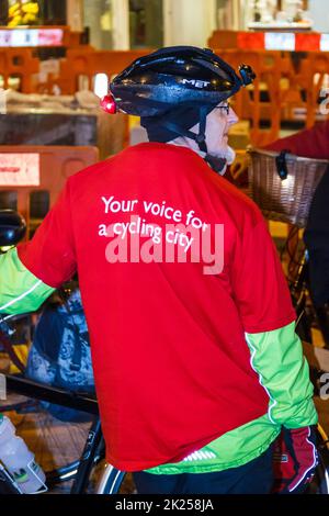 Ein Radfahrer bei einer Living Streets-Kundgebung, einer Organisation, die sich für sicherere Straßen für Fußgänger und Radfahrer einsetzt, North London, Großbritannien Stockfoto