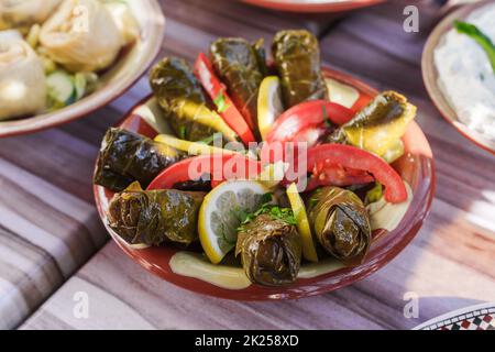 Traditionelles Gericht der nahöstlichen Küche. Eine Vorspeise aus Fleisch und Reis, eingewickelt in Traubenblätter. Raffinierter und eleganter Geschmack von Traubenblättern. Libanesisch Stockfoto