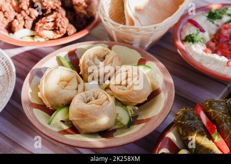 Traditionelles Gericht der nahöstlichen Küche. Eine Vorspeise aus Filoteig mit einer Füllung aus Käse und Spinat. Filo-Gebäck. Rezept. Stockfoto